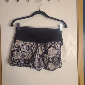 214 NWT Lululemon Women's Black and Gray Snake Print Shorts