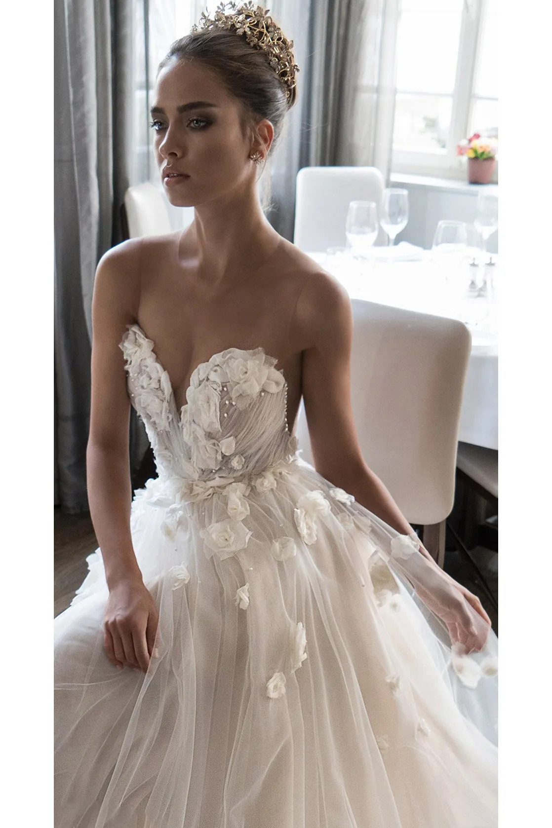 Beautiful A-line Scoop Floor Length Sleeveless Hand-Made Flower Beading Tulle Bridal Gown Wedding Dress OHD143