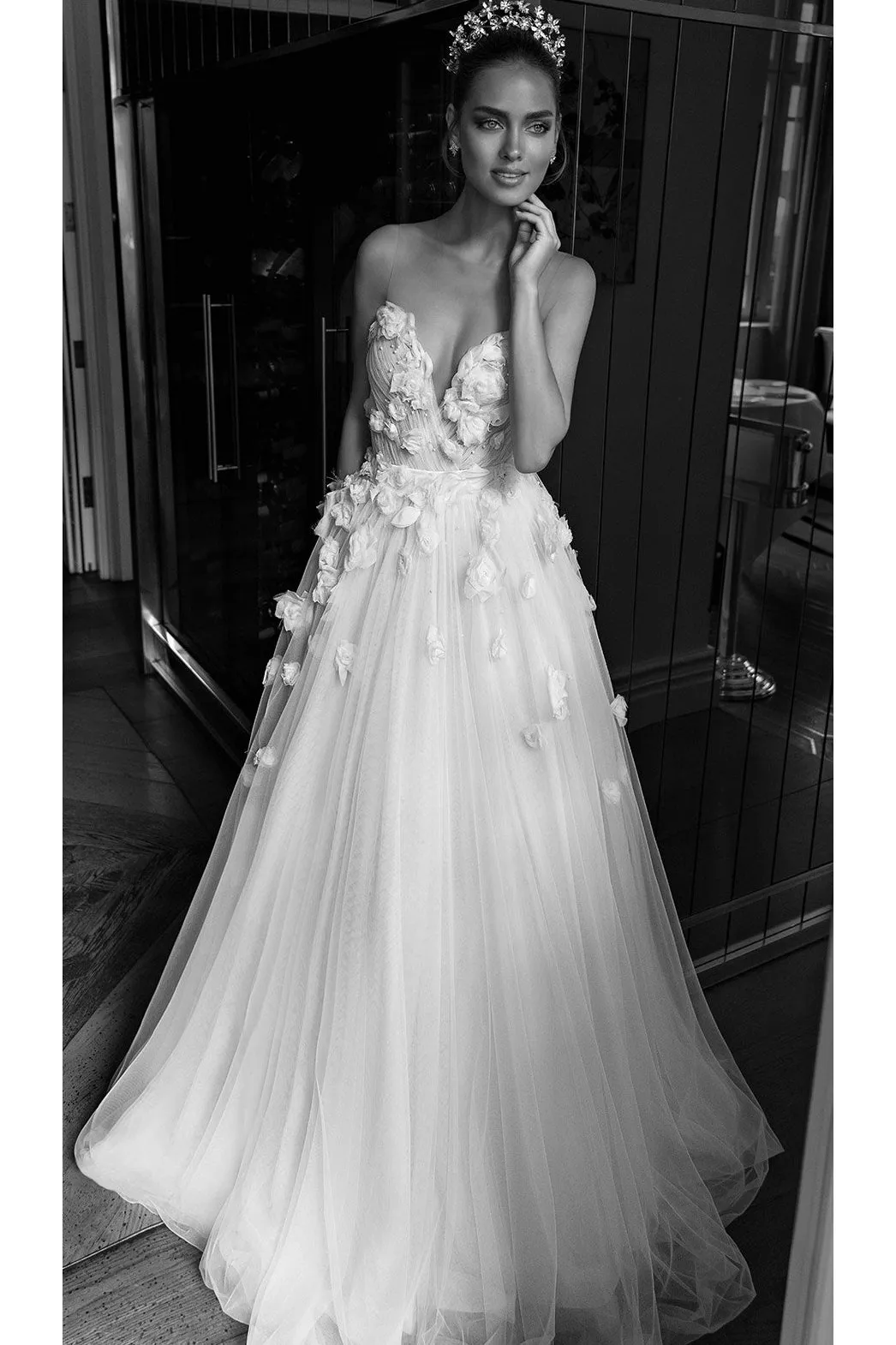 Beautiful A-line Scoop Floor Length Sleeveless Hand-Made Flower Beading Tulle Bridal Gown Wedding Dress OHD143