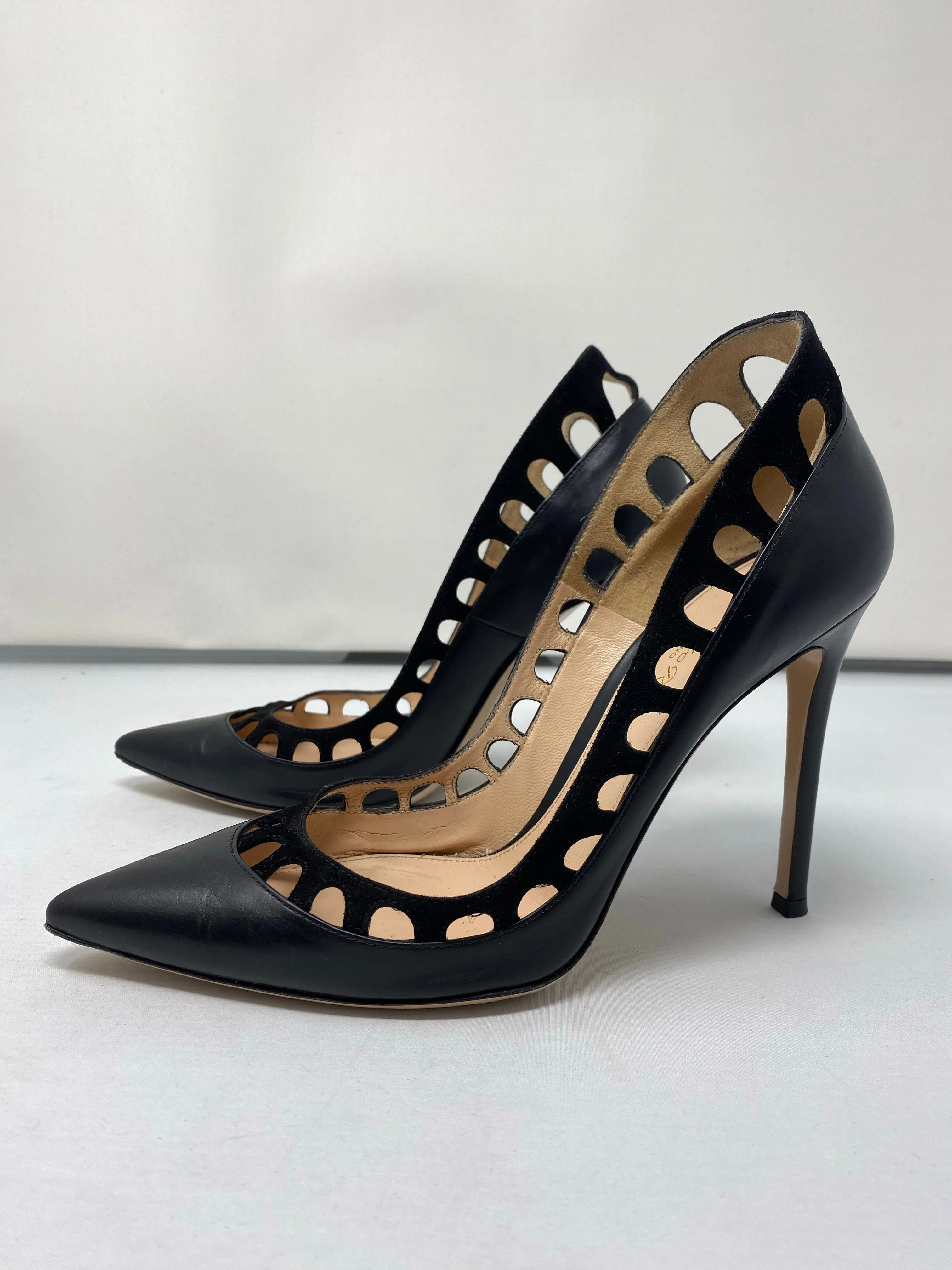 Gianvito Rossi Black Leather Pointed Toe pumps with Back Suede Trim