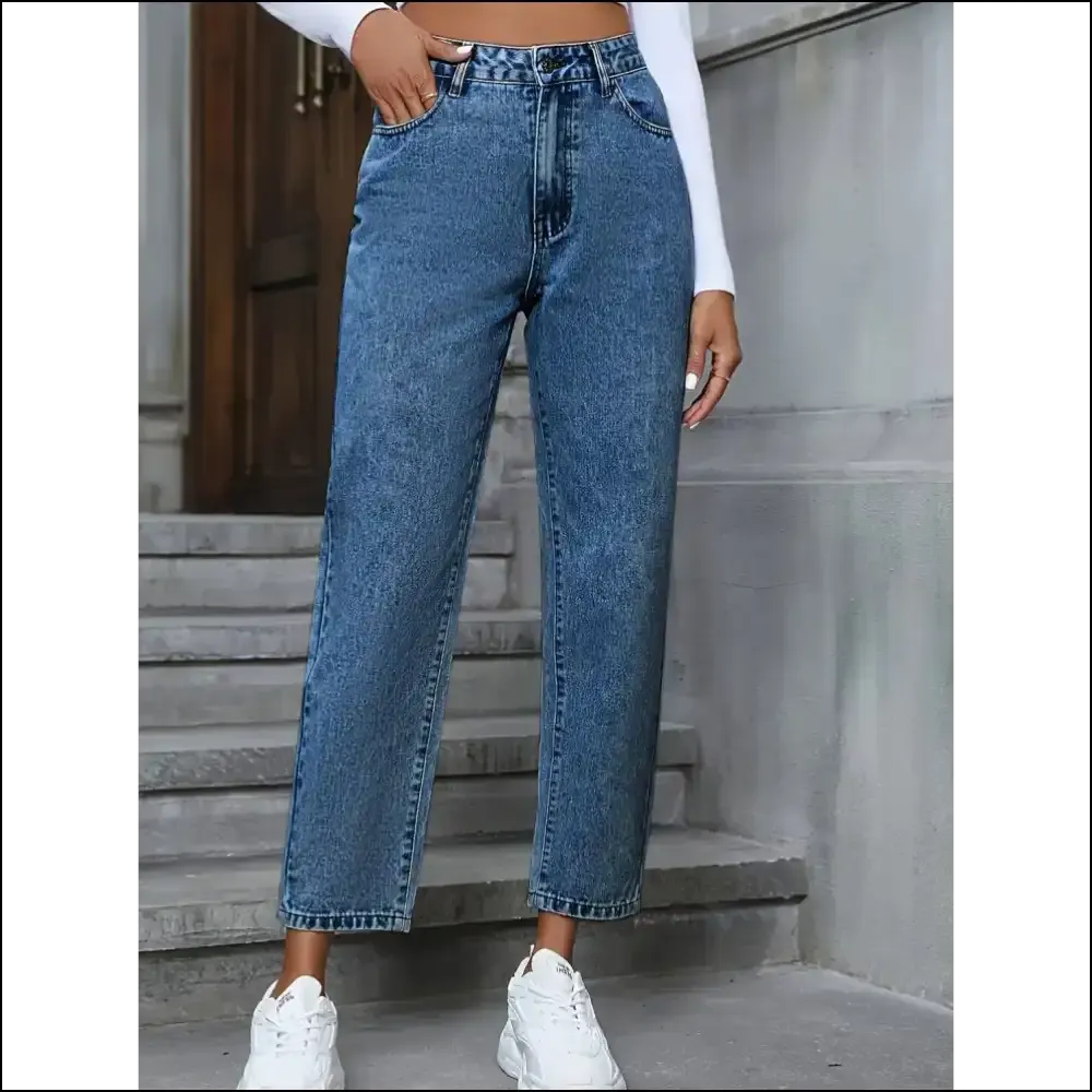 Sassy and Classy: Pocketed Straight Leg Jeans for Hiding Snacks 🍕👖