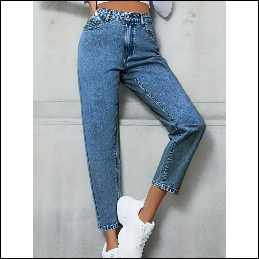 Sassy and Classy: Pocketed Straight Leg Jeans for Hiding Snacks 🍕👖