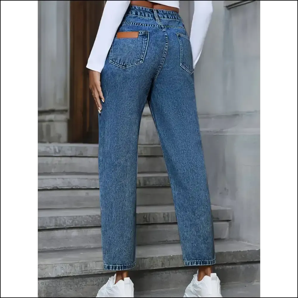 Sassy and Classy: Pocketed Straight Leg Jeans for Hiding Snacks 🍕👖