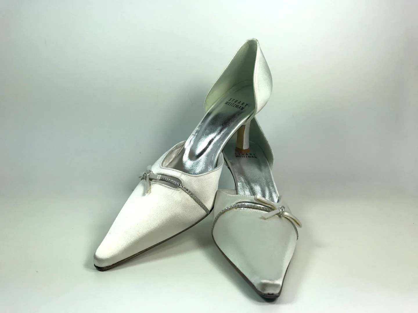 STUART WEITZMAN White Silk Pointed Low Heel with Rhinestones and Bows Size 7 1/2