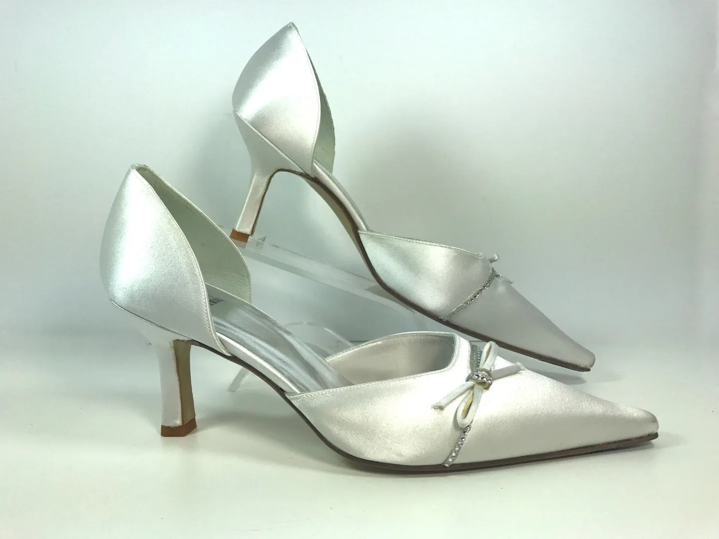 STUART WEITZMAN White Silk Pointed Low Heel with Rhinestones and Bows Size 7 1/2